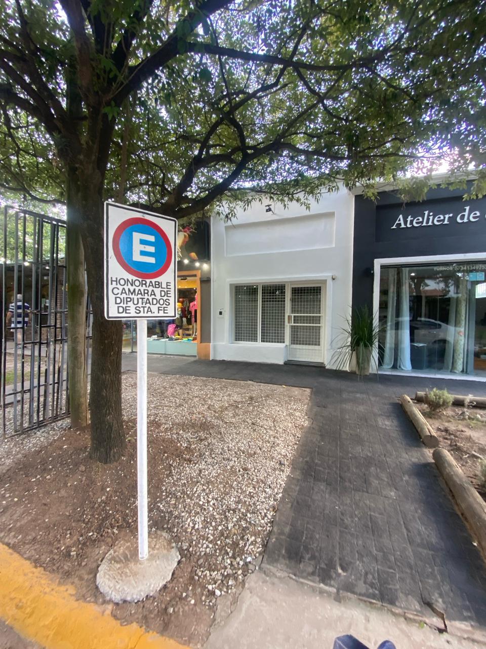 Con estacionamiento reservado, la diputada  Beatriz Brouwer abrió oficinas en Funes